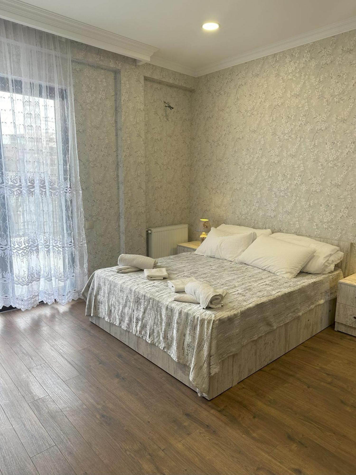 Three Palms Guest House Тбилиси Екстериор снимка