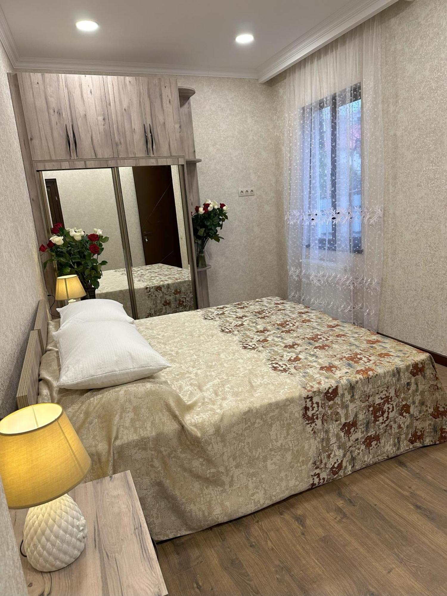 Three Palms Guest House Тбилиси Екстериор снимка