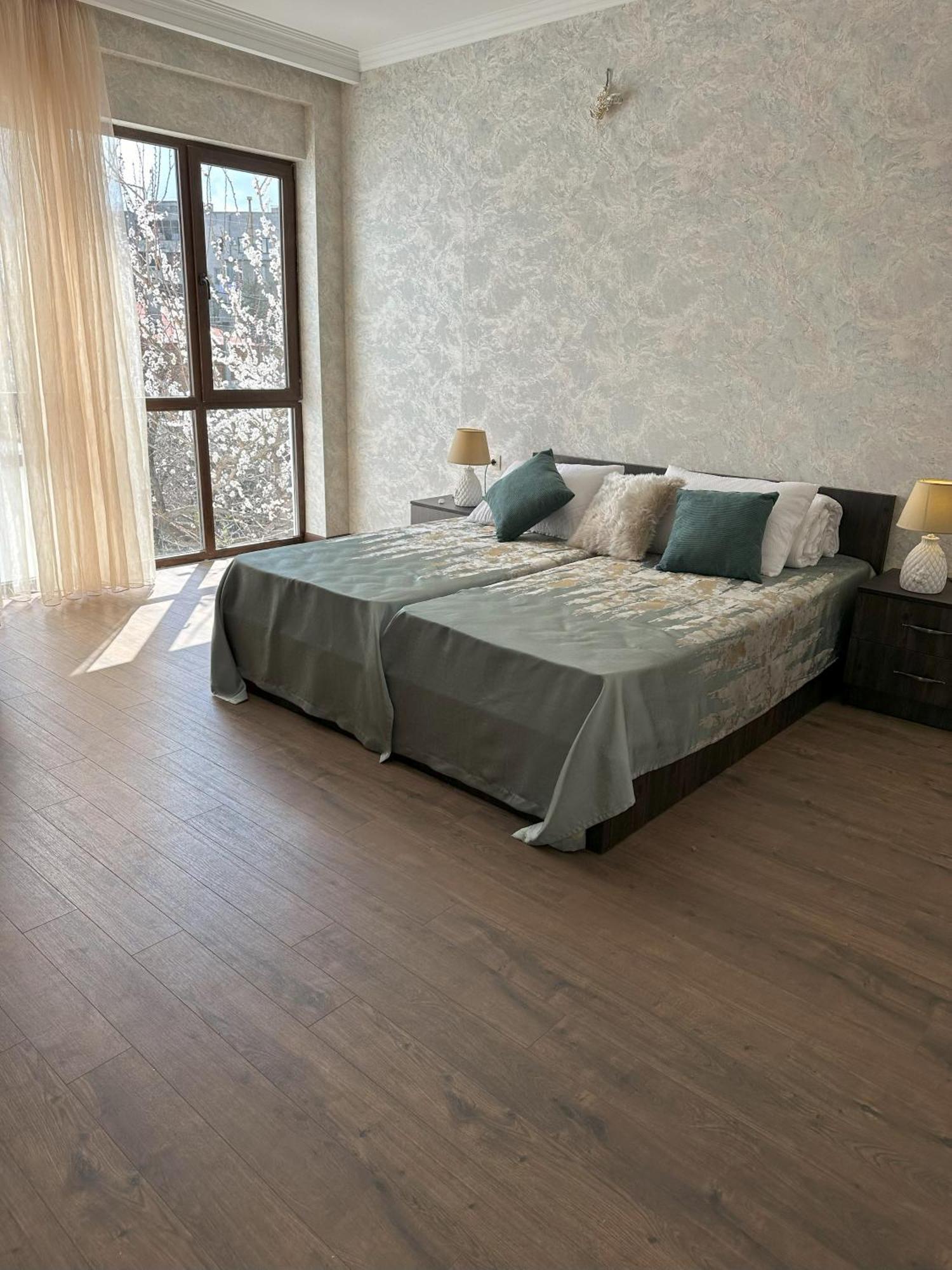 Three Palms Guest House Тбилиси Екстериор снимка