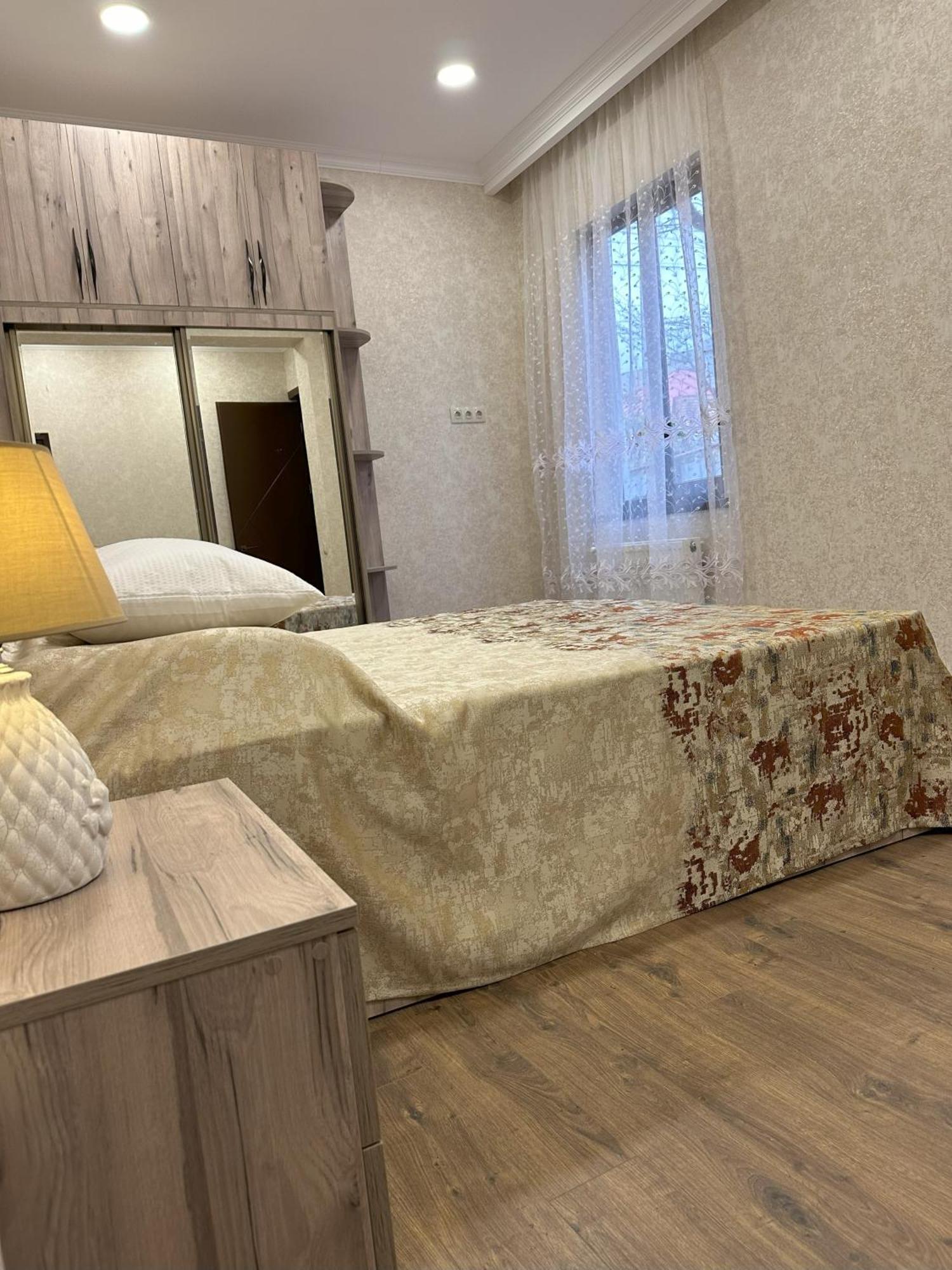 Three Palms Guest House Тбилиси Екстериор снимка