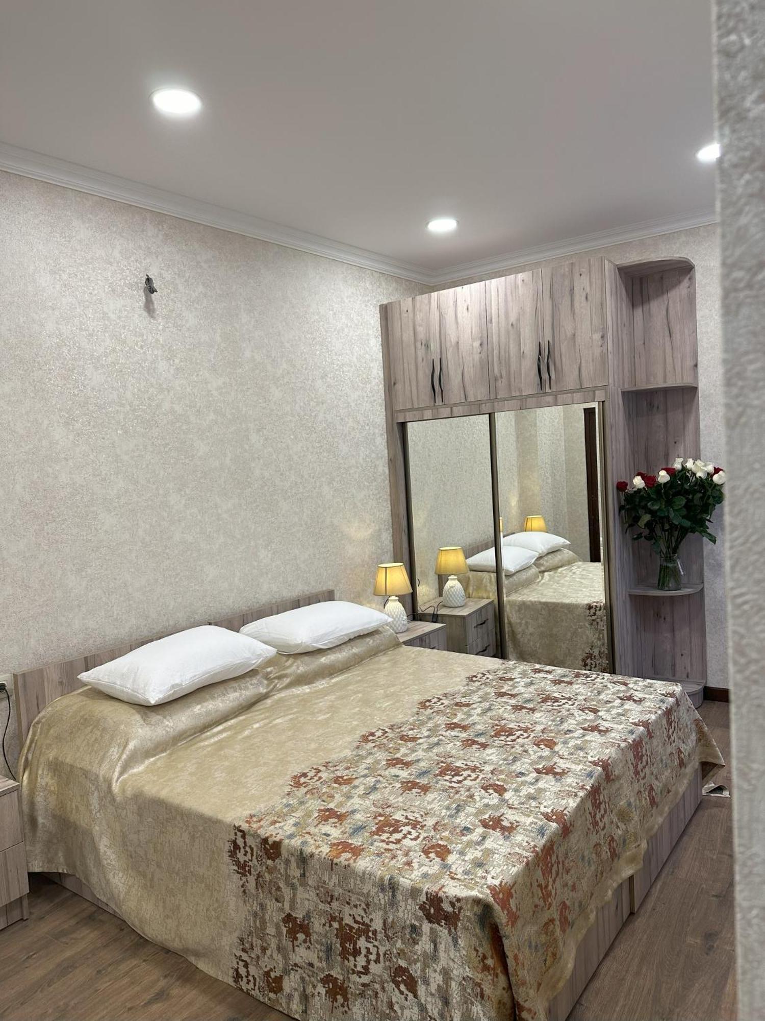Three Palms Guest House Тбилиси Екстериор снимка