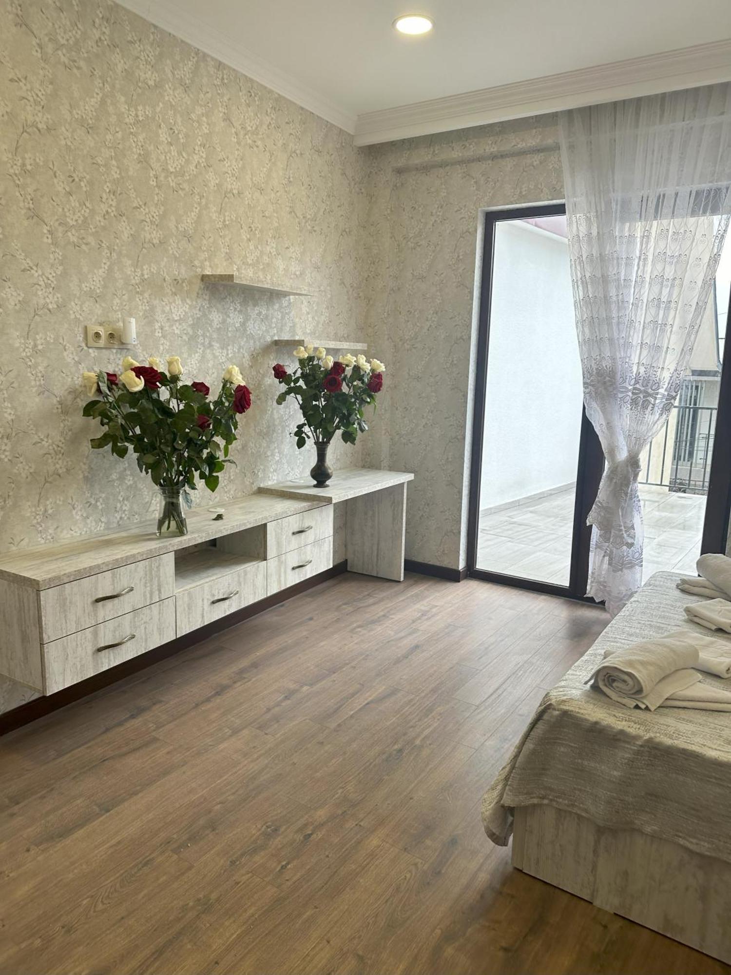 Three Palms Guest House Тбилиси Екстериор снимка
