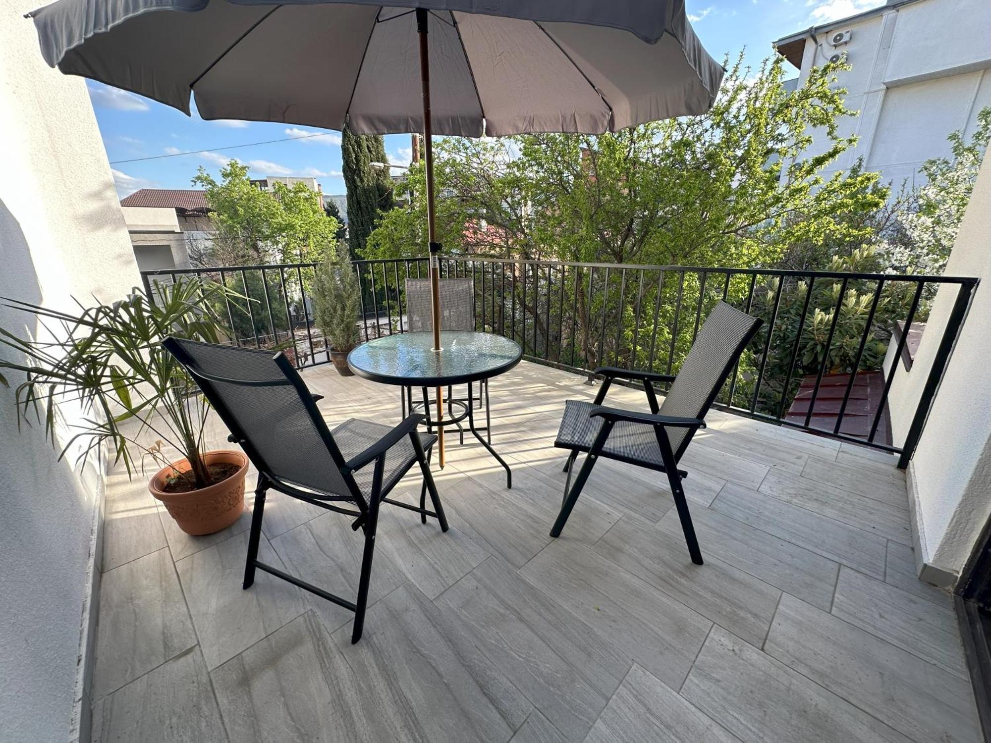 Three Palms Guest House Тбилиси Екстериор снимка
