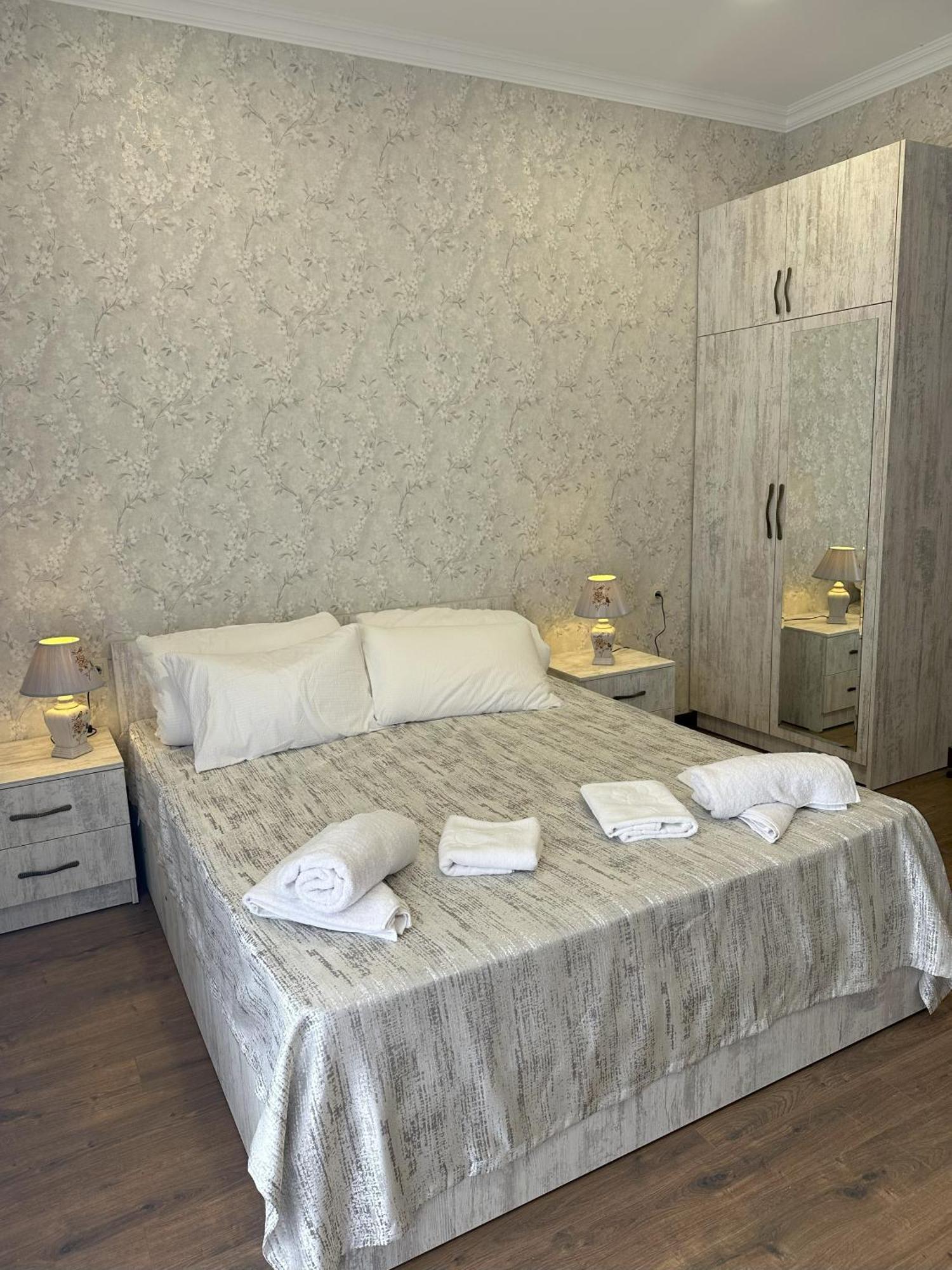 Three Palms Guest House Тбилиси Екстериор снимка