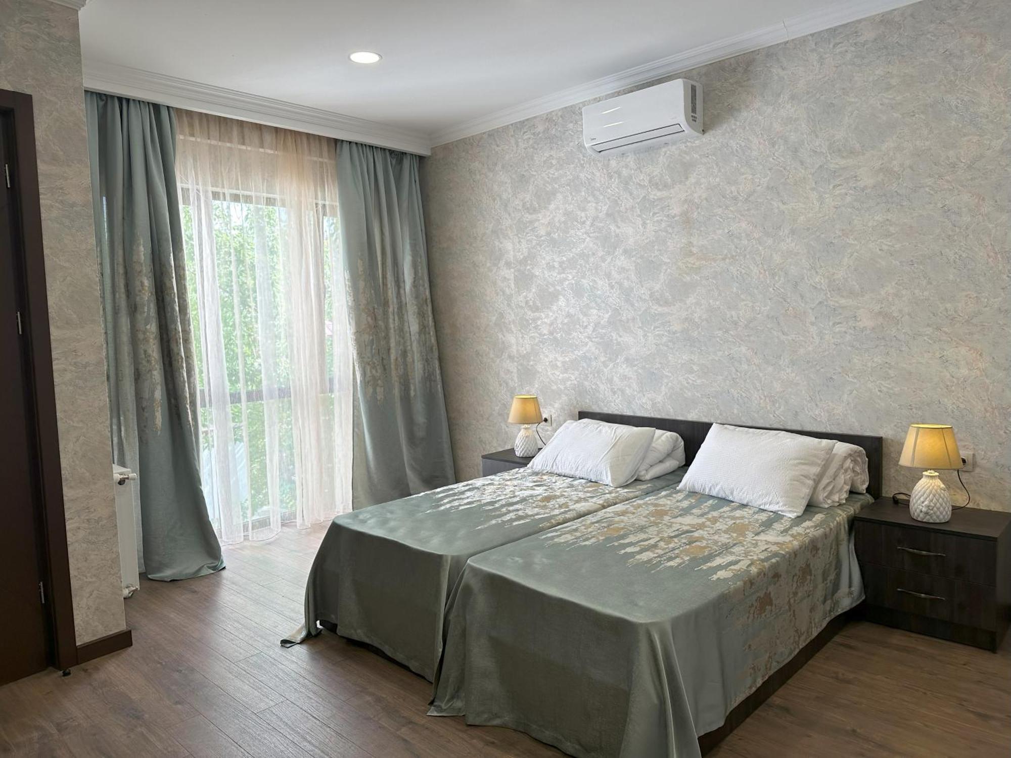 Three Palms Guest House Тбилиси Екстериор снимка